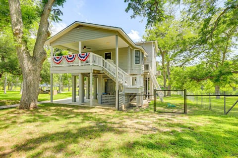 Fire Pit and Ping-Pong Home on Guadalupe River! House in McQueeney