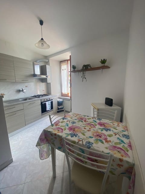 Kitchen or kitchenette, Dining area, oven, stove