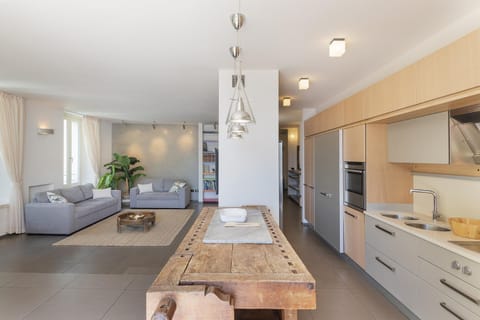 Kitchen or kitchenette, Living room, Seating area, Dining area, oven, stove