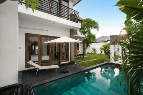 Property building, Patio, Day, Natural landscape, Garden, Garden view, sunbed