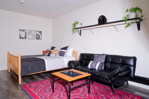 Bed, Seating area