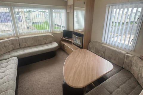 3 Bed Caravan - Sleeps 8 - Pets - Parking Chalet in Towyn