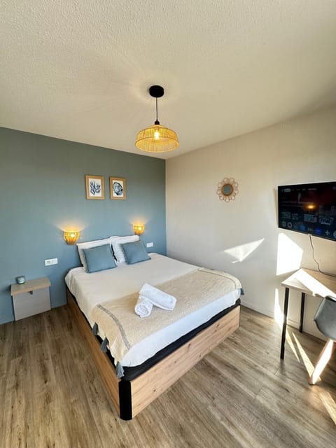 Bed, TV and multimedia, Photo of the whole room, Bedroom