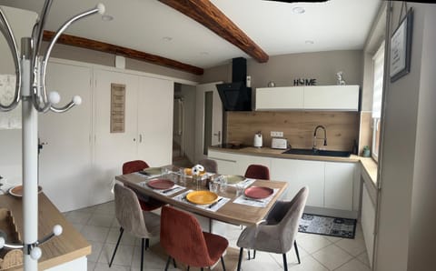 Coffee/tea facilities, oven, stove, kitchen