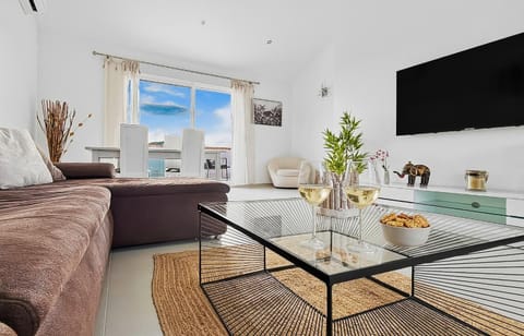 TV and multimedia, Seating area, Dining area