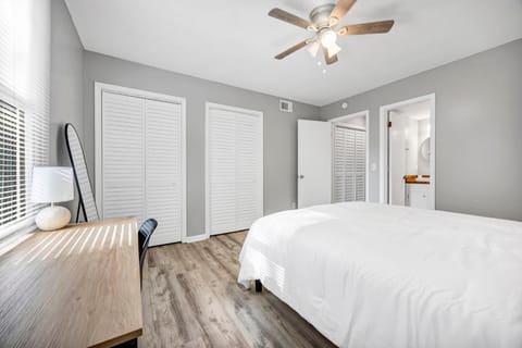 Photo of the whole room, Bedroom