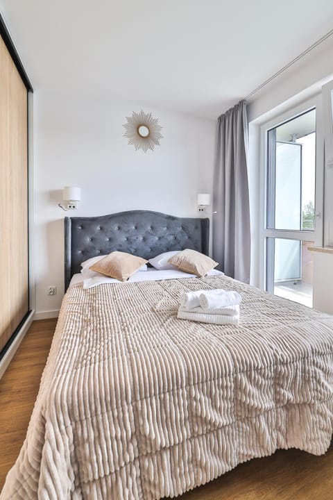 Bed, Bedroom, towels
