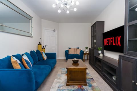 Communal lounge/ TV room, Communal lounge/ TV room, TV and multimedia, Living room, Seating area, Evening entertainment, internet