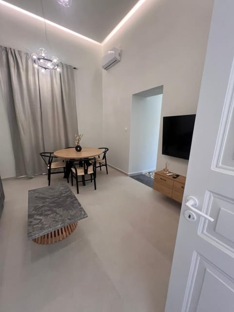 TV and multimedia, Seating area, Dining area