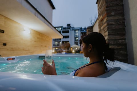 Natural landscape, Hot Tub, Pool view, Swimming pool
