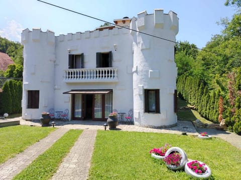 Dvorac Castelo DB 2022 Hotel in Serbia