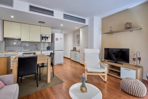 TV and multimedia, Kitchen or kitchenette, Living room, Seating area, Dining area