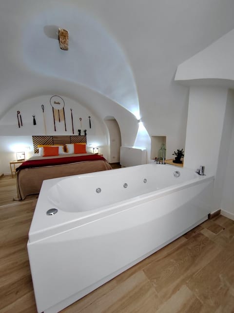 Bed, Hot Tub, Bathroom, Photo of the whole room, Bedroom, Bath