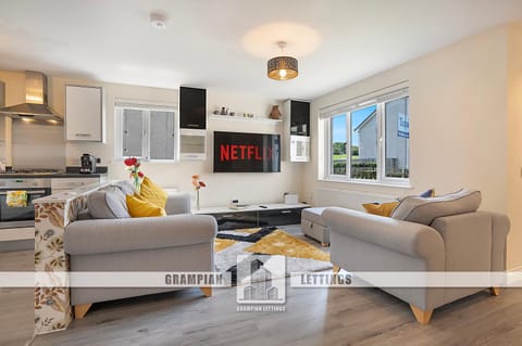 TV and multimedia, Kitchen or kitchenette, Living room, Seating area