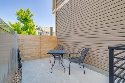 16 Mi to Dtwn Denver Modern Apt with Patio Apartment in Commerce City