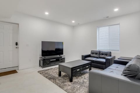 16 Mi to Dtwn Denver Modern Apt with Patio Apartment in Commerce City