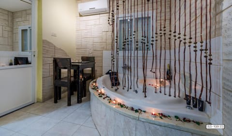 Hot Tub, Living room, Dining area