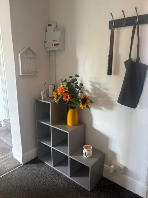 2 Bed Apartment - Sleeps 6 - Free WiFi & Parking Apartment in Yeovil