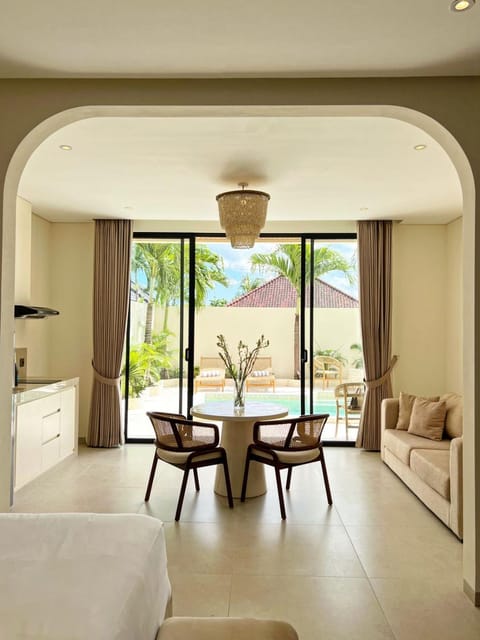 Living room, Dining area, Swimming pool