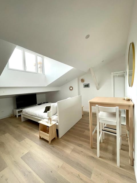 TV and multimedia, Photo of the whole room, Seating area, Dining area, Bedroom