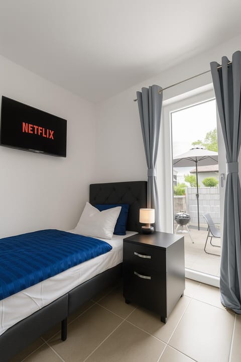 Bed, TV and multimedia, View (from property/room), Balcony/Terrace, Photo of the whole room, Bedroom