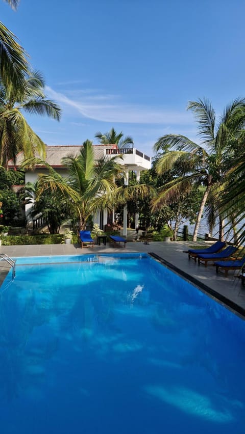 Swimming pool, sunbed