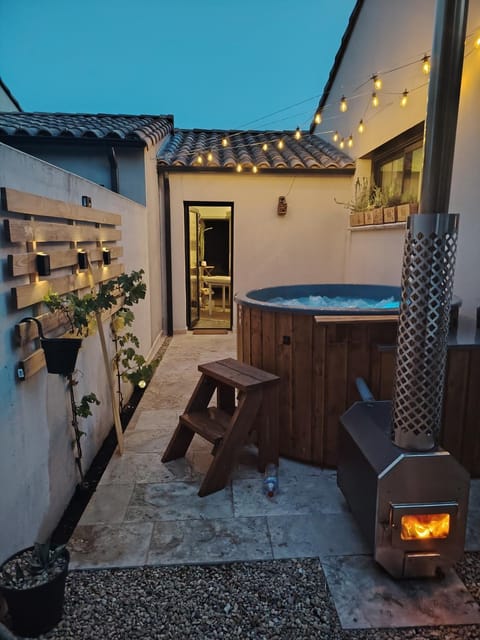 Patio, Hot Tub, Spa and wellness centre/facilities