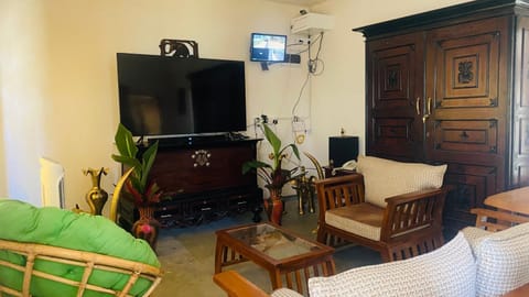 Communal lounge/ TV room, TV and multimedia, Living room, Seating area, Evening entertainment, wardrobe