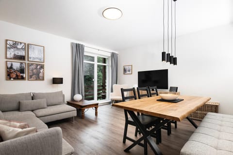 TV and multimedia, Living room, Seating area, Dining area
