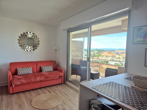 Natural landscape, View (from property/room), Balcony/Terrace, Living room, Seating area, Dining area, Mountain view
