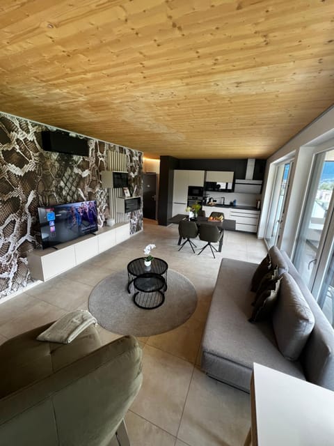 Kitchen or kitchenette, Living room, Seating area, Dining area