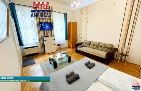 Bed, Living room, Photo of the whole room, Seating area