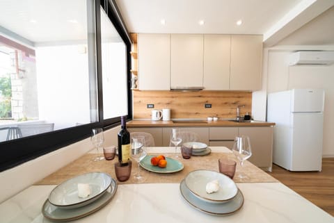 Kitchen or kitchenette, Dining area, Drinks