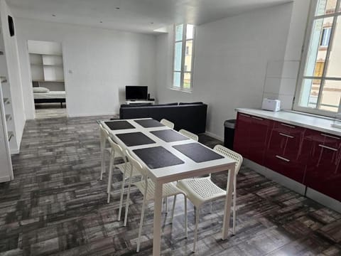 TV and multimedia, Kitchen or kitchenette, Living room, Seating area, Dining area