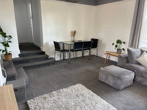 2 Bed Apartment Near Yeovil Hospital & Leonardo Apartment in Yeovil