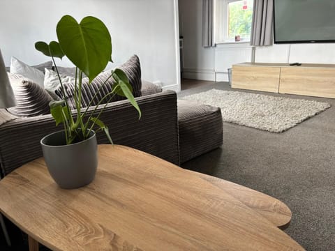 2 Bed Apartment Near Yeovil Hospital & Leonardo Apartment in Yeovil