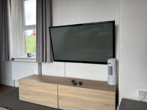 2 Bed Apartment Near Yeovil Hospital & Leonardo Apartment in Yeovil