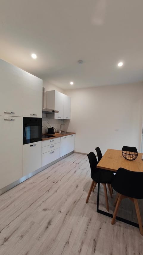 Kitchen or kitchenette, Dining area, minibar, oven, stove