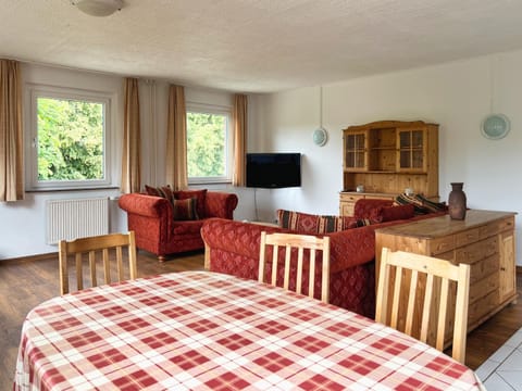 TV and multimedia, Living room, Photo of the whole room, Seating area, Dining area