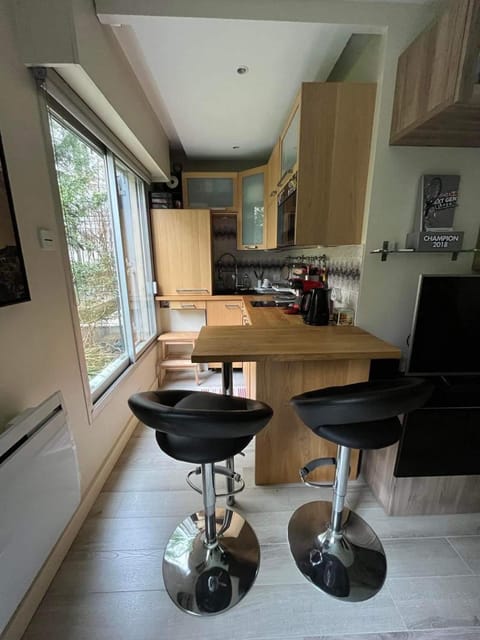 Kitchen or kitchenette, Dining area, minibar, stove