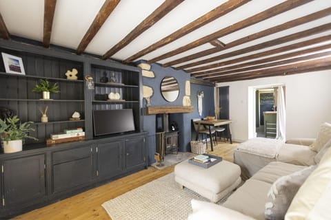 TV and multimedia, Living room, Decorative detail, Seating area, fireplace