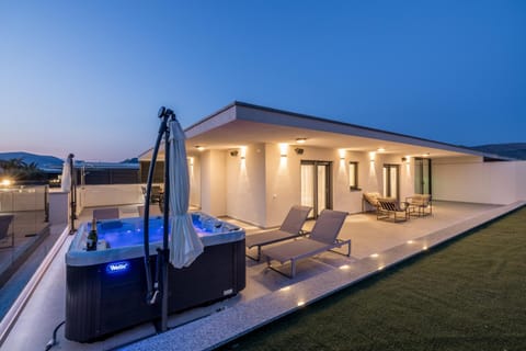 Property building, Night, Natural landscape, Hot Tub, Spa and wellness centre/facilities, sunbed