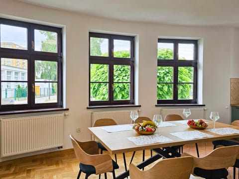 Seating area, Dining area