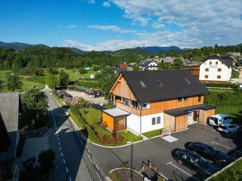 Property building, Day, Neighbourhood, Natural landscape, Bird's eye view, Mountain view, Location, Parking