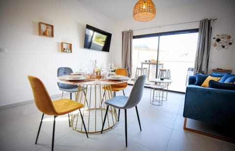 TV and multimedia, View (from property/room), Living room, Seating area, Dining area