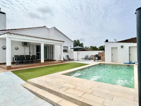 Patio, Day, Garden, Garden view, Swimming pool, sunbed