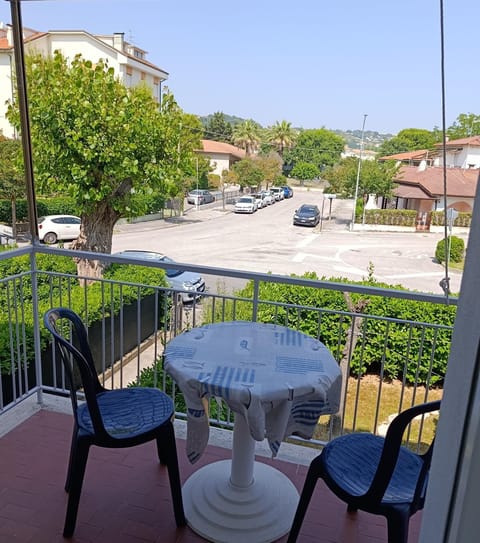 View (from property/room), Balcony/Terrace, Street view
