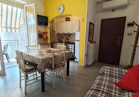 TV and multimedia, Living room, Dining area, oven, stove, air conditioner