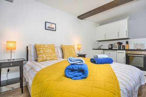 Bed, Kitchen or kitchenette, Bedroom, kitchen, kitchen