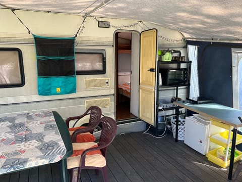 Przyczepa Hobby 460 z przedsionkiem w Dębkach Campground/
RV Resort in Pomeranian Voivodeship